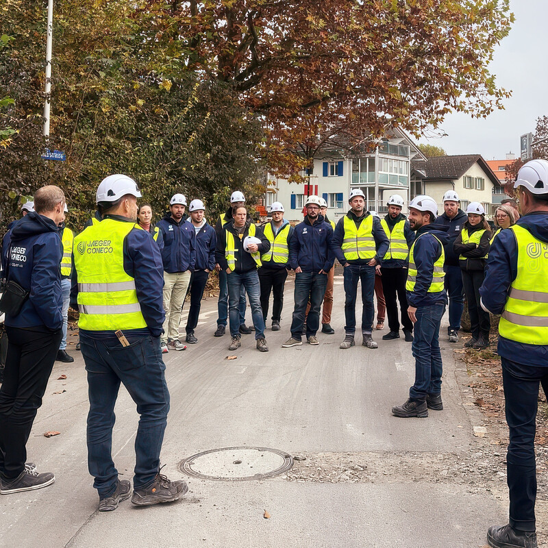 Team-Meeting auf der Baustelle. Wo denn sonst?