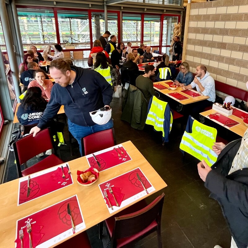 Team-Meeting auf der Baustelle. Wo denn sonst?