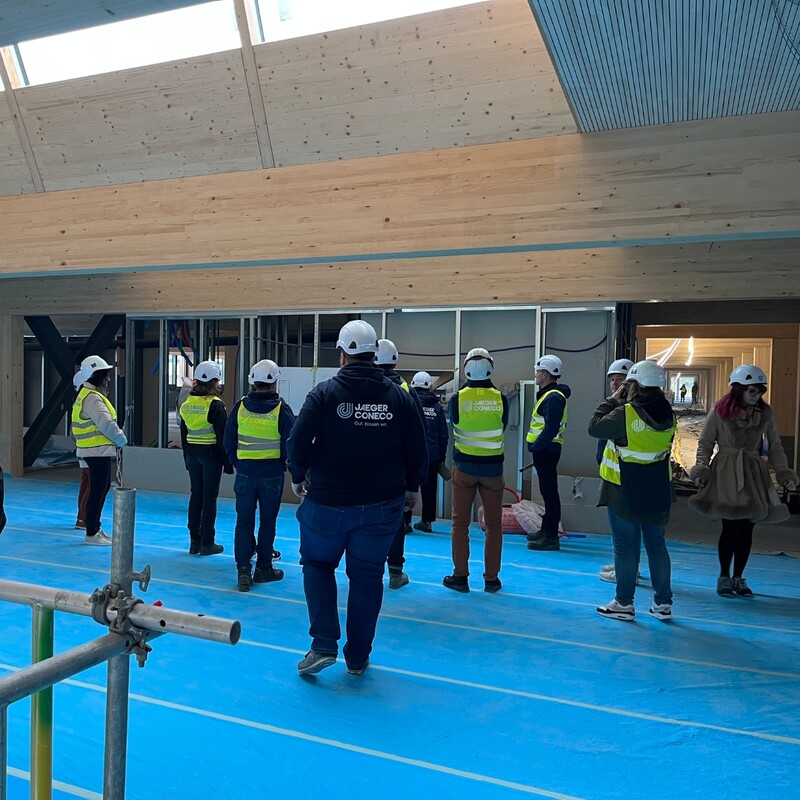 Team-Meeting auf der Baustelle. Wo denn sonst?