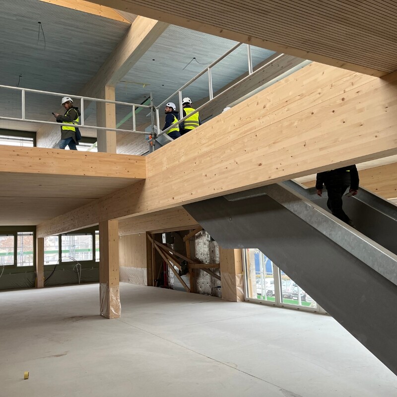 Team-Meeting auf der Baustelle. Wo denn sonst?